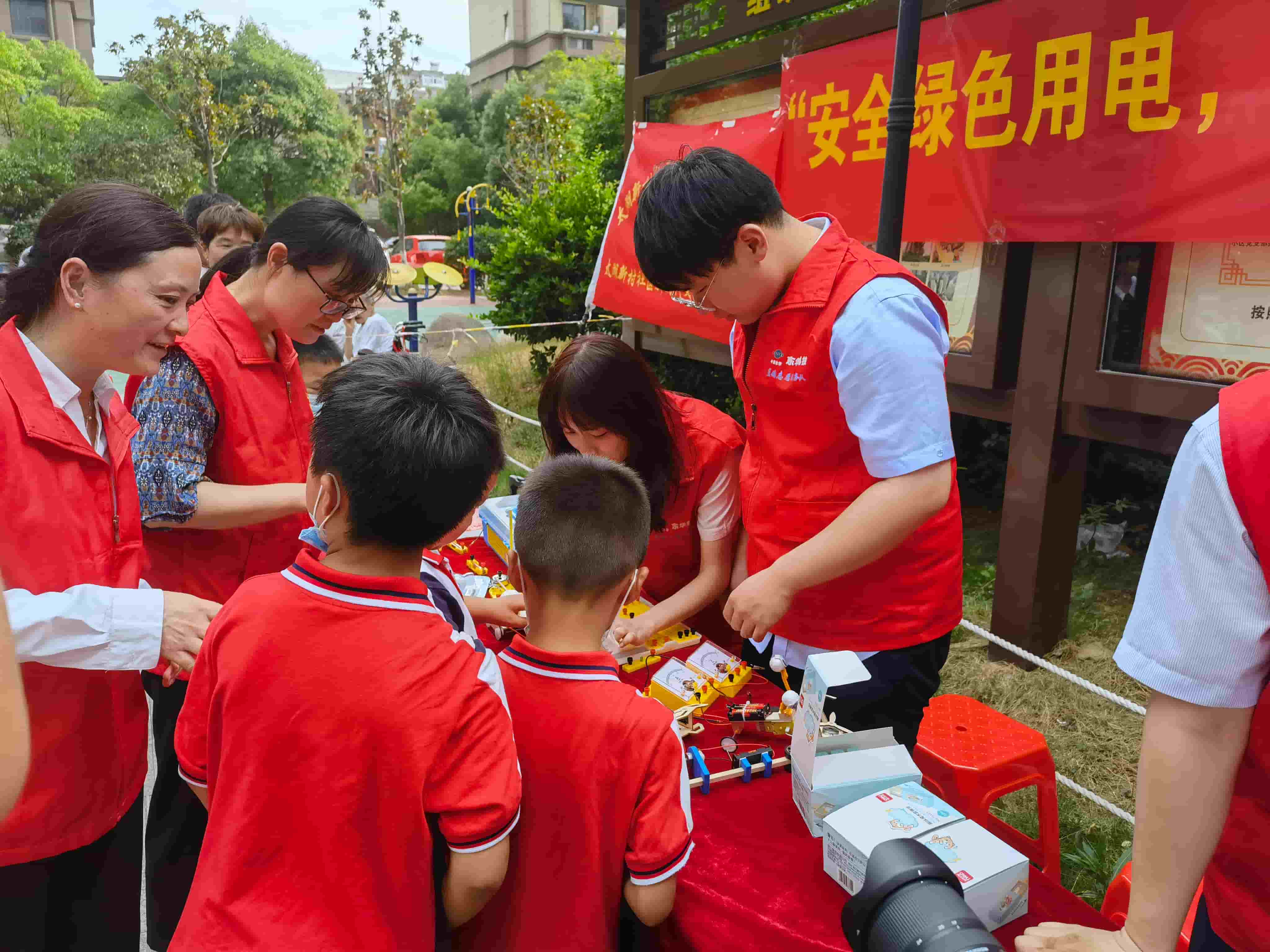 2021年6月21日，藍(lán)鴿志愿服務(wù)隊(duì)前往社區(qū)開展“安全用電，安全你我”志愿活動（1）